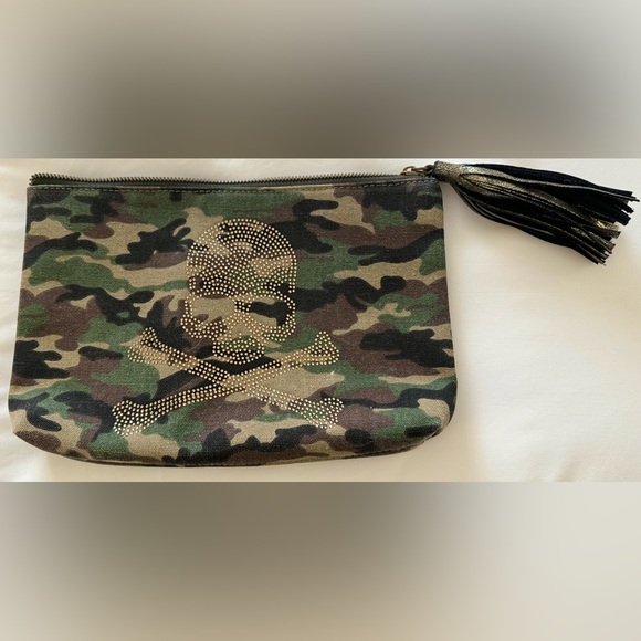 AHDORNED Camo Canvas Skull & Crossbones Canvas Clutch Purse with Metallic Tassel - Picture 7 of 8